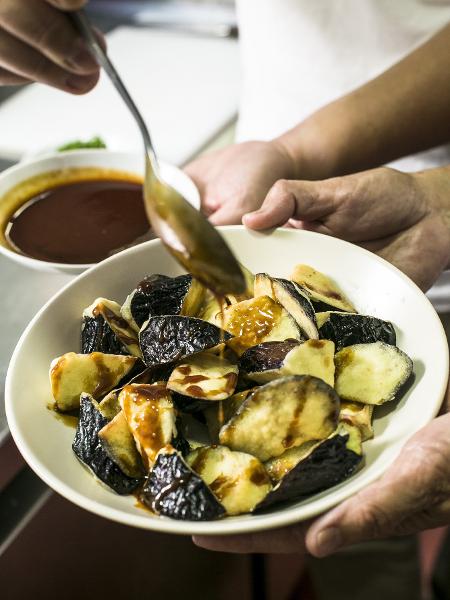 Eggplant with miso and soy sauce is a successful family recipe at Mapu restaurant - Keiny Andrade/UOL - Keiny Andrade/UOL