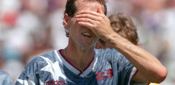 Thomas Dooley, da seleção norte-americana, passa mal com o calor em partida contra a Romênia, na Copa do Mundo de 1994