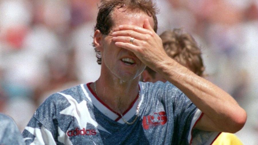 Thomas Dooley, da seleção norte-americana, passa mal com o calor em partida contra a Romênia, na Copa do Mundo de 1994 - Shaun Botterill/ALLSPORT