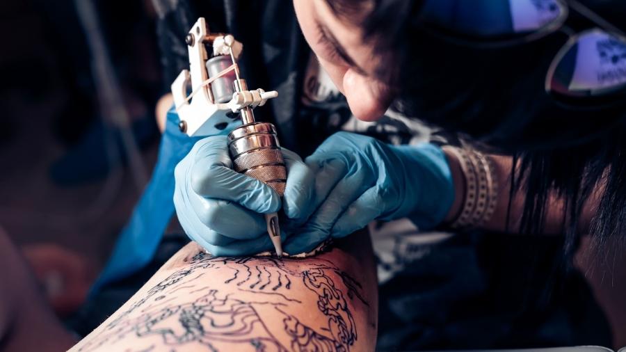 Como os tatuadores aprendem a desenhar na pele? - Quora