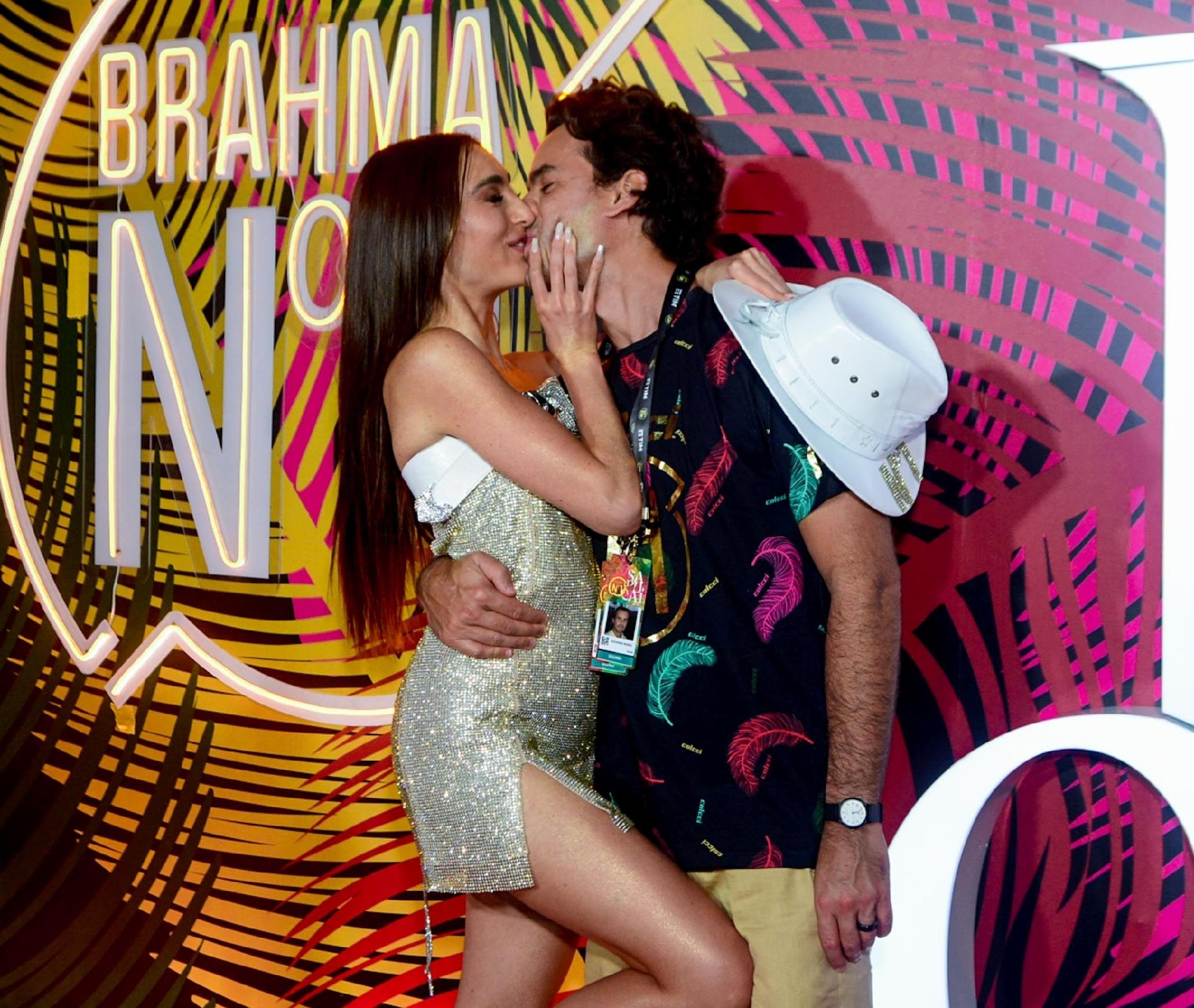 Alexandre Negrão e Elisa Zarzur se beijaram num camarote da Sapucaí - Webert Belicio / Agnews