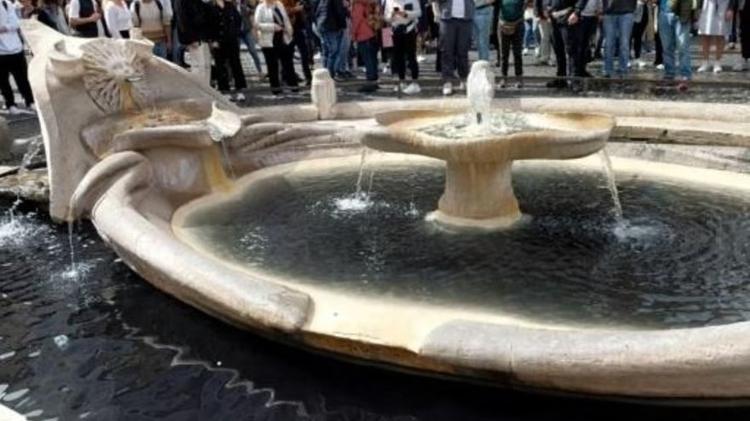 Ativistas contra a mudança climática jogam tinta na água da fonte barroca em Roma, Itália