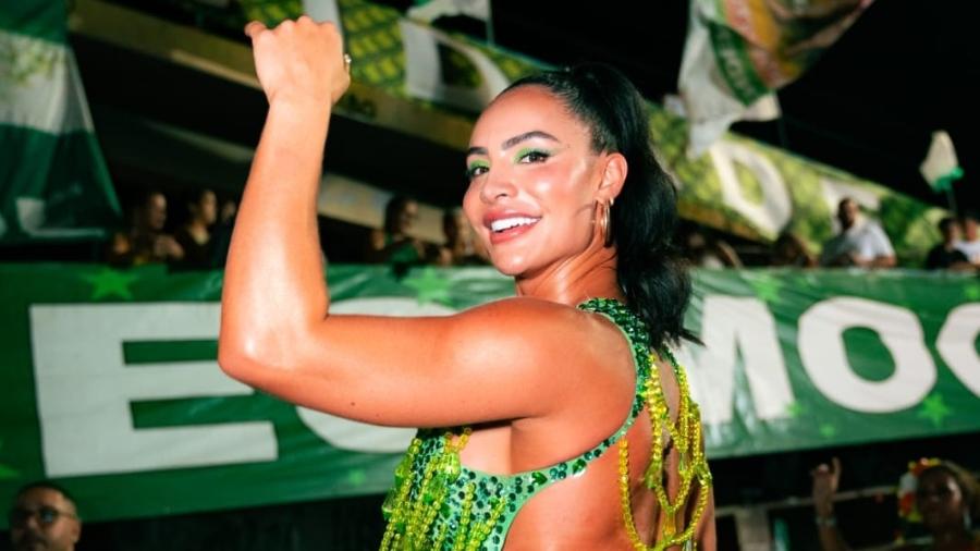 Carnaval 2024: Aline Mineiro brilha em ensaio de rua da Mocidade