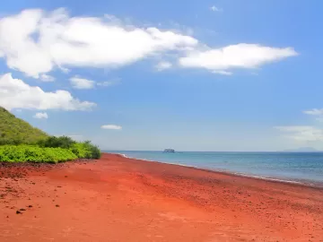 Praia ou outro planeta? Areia 'enferrujada' impressiona em Galápagos