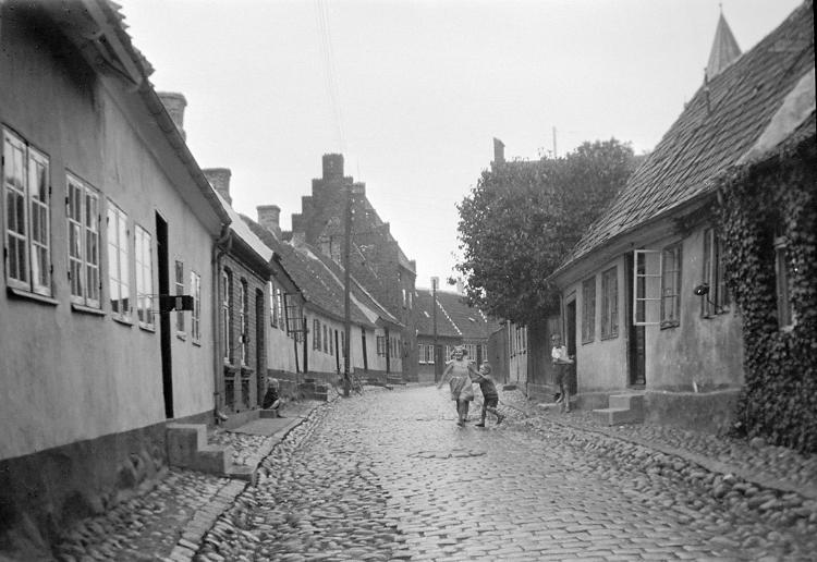 Crianças em rua de Kalundborg, em 1933