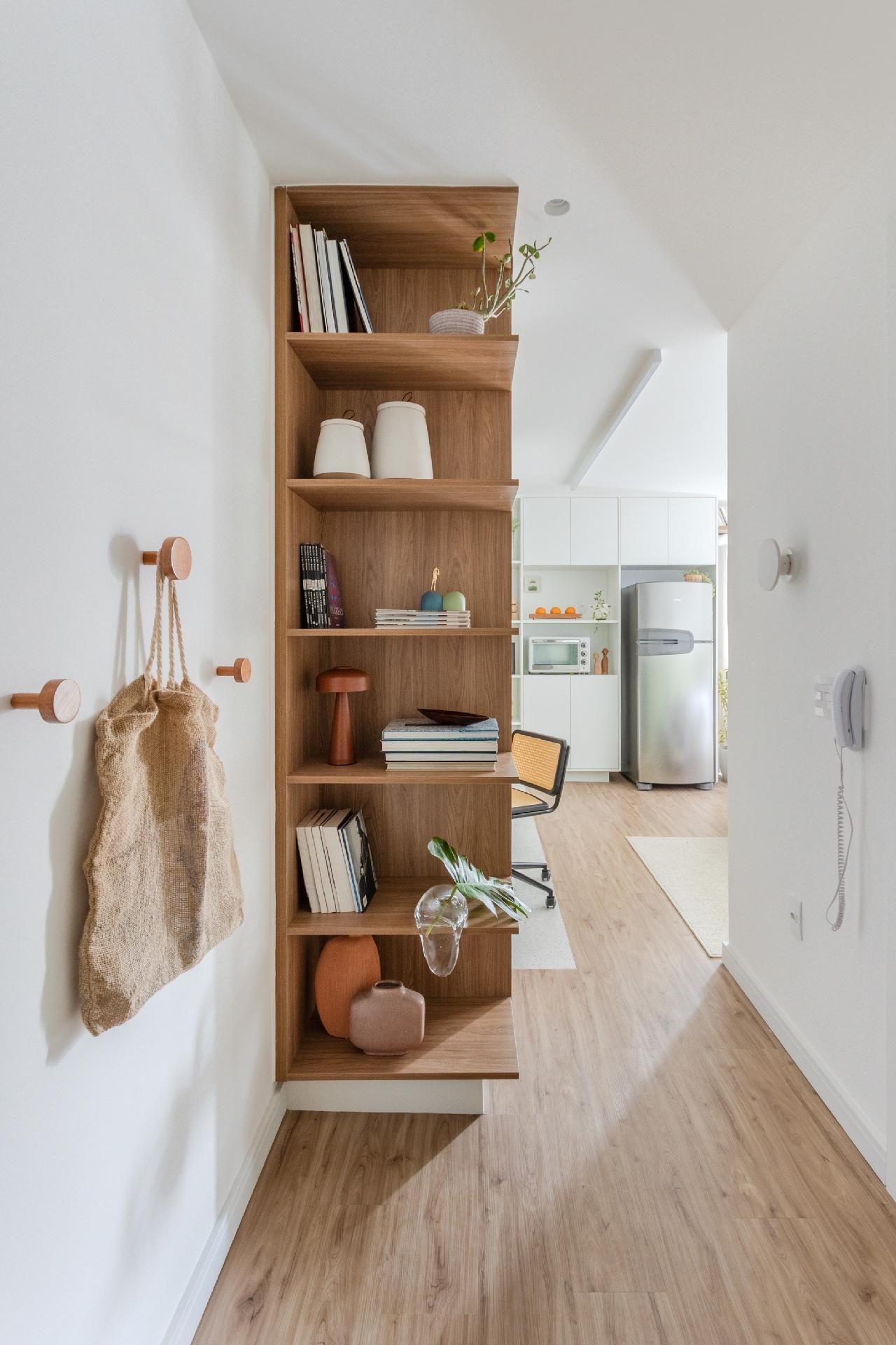 Começando o tour pela entrada, um espaço de chapelaria foi garantido para quem chega poder colocar objetos, chaves e carteira, além de livros. - Thiago e Dam Mol/Divulgação