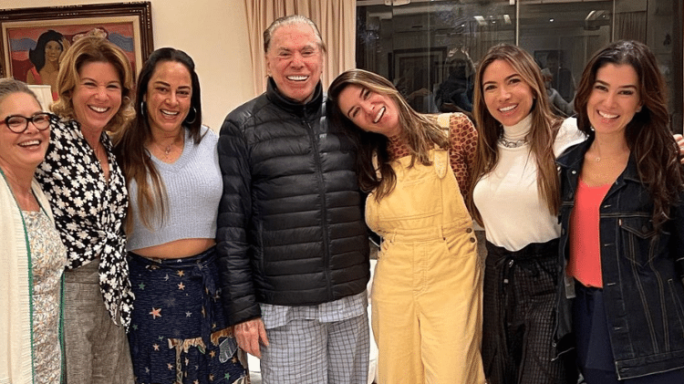 Silvio Santos em foto com as filhas reunidas