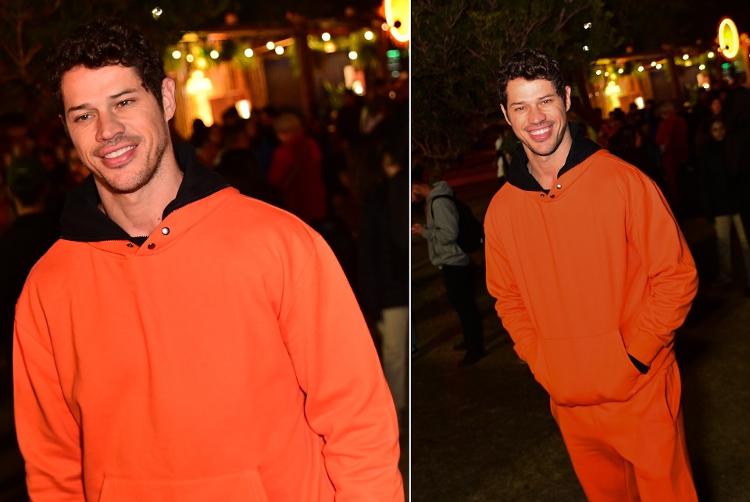 O ator José Loreto veste laranja no festival Turá, na noite de domingo (30), em São Paulo