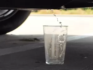 Dá para beber? Influenciador prova água do 'escapamento' de Toyota polêmico