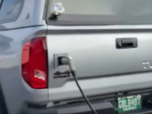 Porta falsa para recarga à venda causa ira de donos de carros elétricos