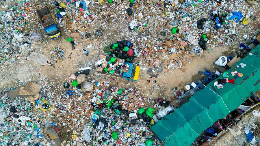 Vista aérea mostra resíduos plásticos na Índia