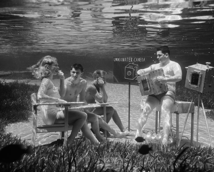 As águas são tão claras que, no passado, a diversão era fazer fotos de cenas do cotidiano debaixo d'água