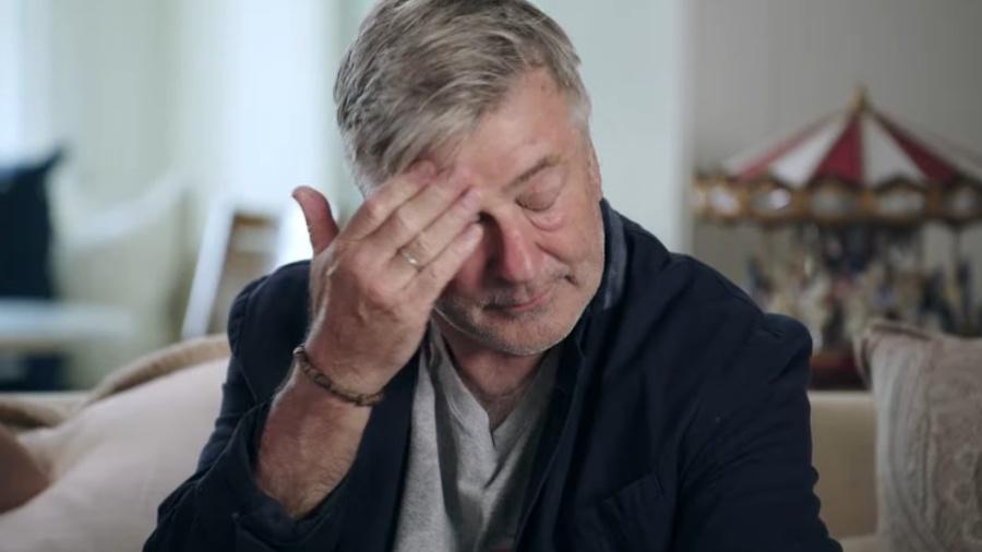 Alec Baldwin se emociona ao falar de tragédia de "Rust" em documentário - Reprodução/TLC