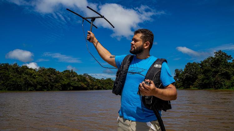 O pesquisador Marcos Brito busca onças por meio de radiotransmissor O pesquisador Marcos Brito busca onças por meio de radiotransmissor