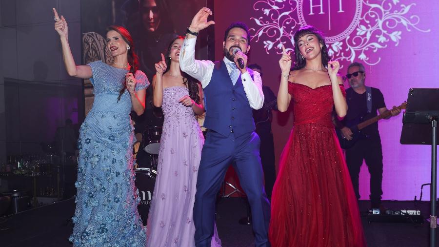 Luciano Camargo ao lado da mulher e das filhas, que celebraram os 15 anos Luciano Camargo ao lado da mulher e das filhas, que celebraram os 15 anos