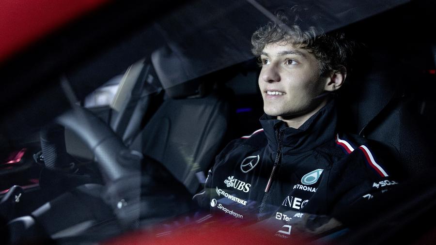 Kimi Antonelli em Mercedes-AMG GT 63 S Coupé Kimi Antonelli em Mercedes-AMG GT 63 S Coupé