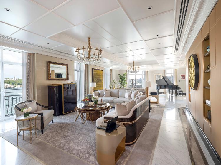 Lobby do hotel? Que nada. Esta é apenas a sala de uma das suítes