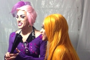 20.jun.2015 - Drag queens aguardam no camarim o início do concurso que vai eleger a rainha da Virada no palco Cabaret no Largo do Arouche, região central da São Paulo - Felipe Abilio/UOL