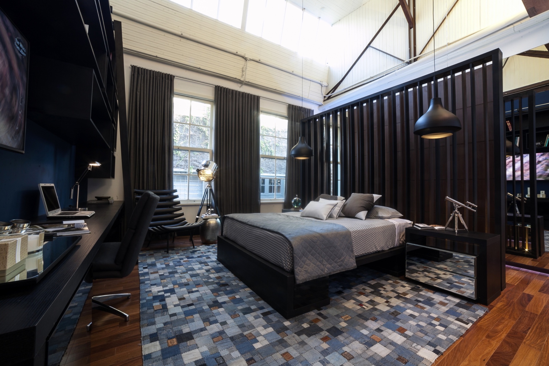 7 - Quarto do rapaz moderno. O arquiteto Bruno Colle desenvolveu um ambiente para dormir, estudar e relaxar. No espaço decorado com cores escuras, a bancada de estudos (à esq.) é ampla, com nichos para livros, som e TV. A Casa Cor Paraná fica em cartaz até dia 9 de agosto de 2015, na Rua Fernando Amaro, 60, em Curitiba. Outras informações: www.casacor.com.br - Daniel Sorrentino/ Divulgação