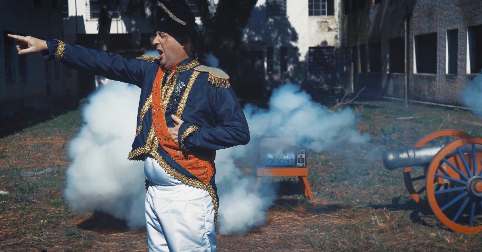 Cena das gravações do clipe de "F*ucking War", da banda Sephion, mostra ator vestido de Napoleão durante a Guerra de Waterloo