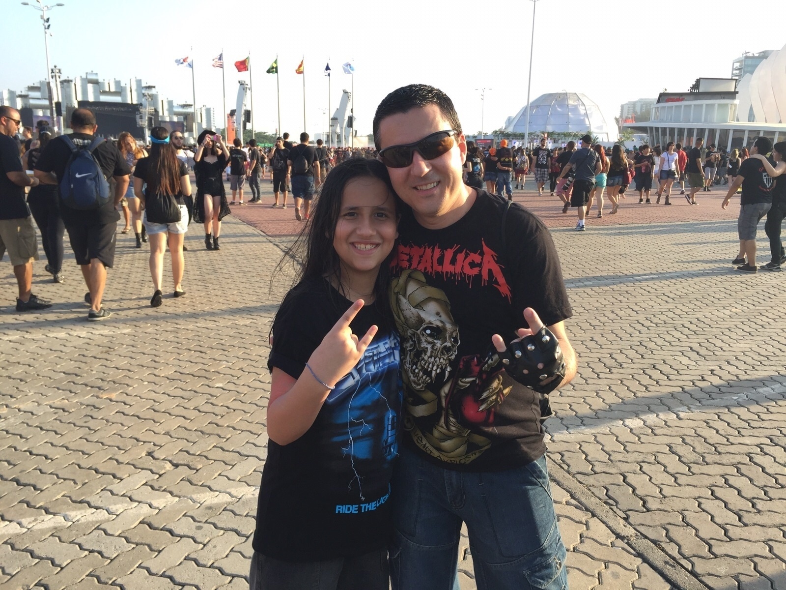 18.set.2015 - Maurício Conrado, 39, com seu filho Guilherme Conrado, 10, que foram para o dia do metal do Rock in Rio - Felipe Branco Cruz/UOL