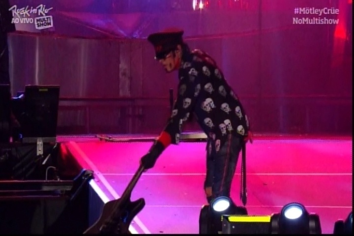 18.set.2015 - O baixista do Mötley Crüe, Nikki Sixx, deu o seu baixo para um integrante da platéia ao fim do show do grupo - Reprodução