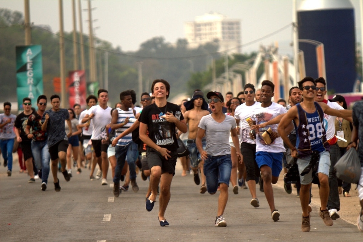 26.set.2015 - Correndo para pegar melhores lugares para assistir seus ídolos, fãs que chegaram cedo entram na Cidade do Rock para o sexto dia de shows do Rock in Rio 2015. - Marcos Ferreira/Foto Rio News