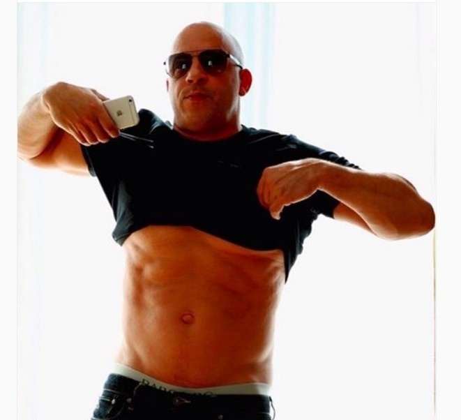 12.out.2015 - - Vin Diesel não gostou de ver suas fotos publicadas no último dia 6, em Miami, na Flórida. Nas imagens, o astro de "Velozes e Furiosos" aparecia fora de forma na sacada de um hotel. Diesel usou o Instagram no domingo (11) para mostrar uma silhueta mais definida. "Para aqueles que queriam que eu mostrasse...Para todos os anjos que amam um corpo de 'pai de família'. Vou postar um vídeo exclusivo no meu Facebook que mostra que estou de saco cheio da imprensa", escreveu na legenda - Reprodução/Instagram/vindiesel