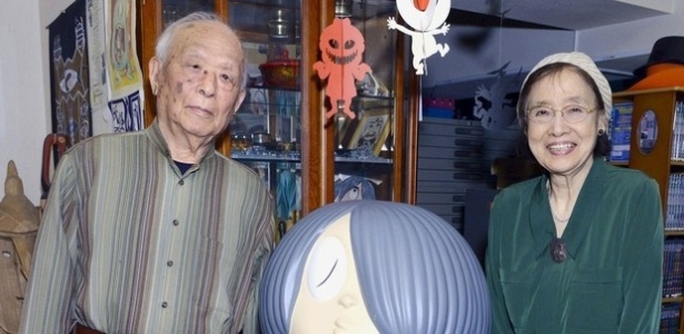 Mizuki posa ao lado da mulher Nunoe Mura com o personagem Ge-ge-ge no Kitaro - Reuters