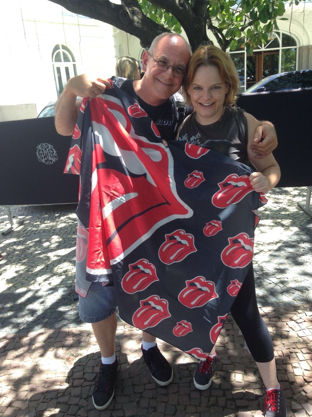 20.fev.2016 - O casal Val Stone, 47, e Fabiana Drobinich, 37, veio de Limeira (SP) para o show dos Rolling Stones no Maracanã - Ana Paula Bazolli/UOL