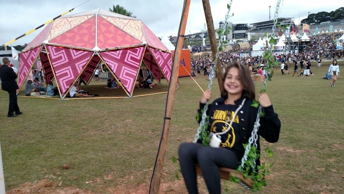 13.mar.2016 - No espaço que o Lollapalooza Brasil 2016 disponibilizou para as crianças, o Kidzapalooza, nem todos os pequenos pareciam muito interessadas na programação dedicadas a eles. "Queria ver o show inteiro da Florence, mas não posso porque tenho aula amanhã cedo", disse Sofia Sperling, 9, acompanhada do pai, Marcio - Mariane Zendron/UOL