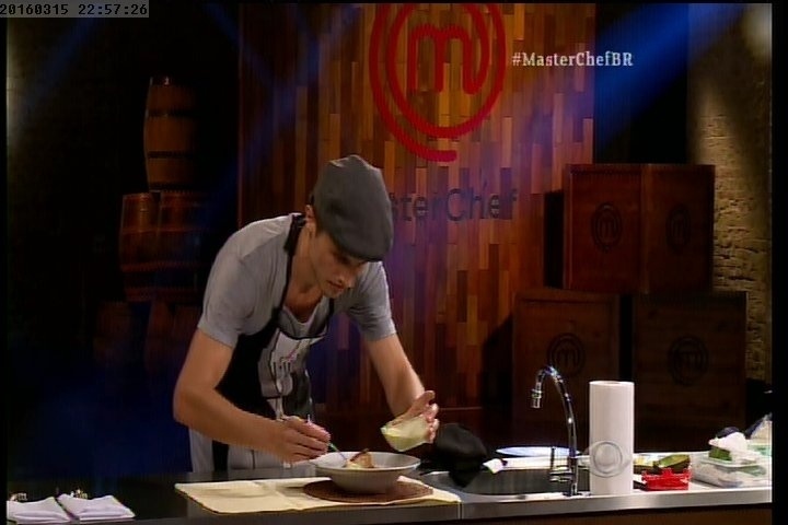 15.mar.2016 - O modelo gaúcho Fábio prepara um peito de frango "perfeito" no "MasterChef" - Reprodução/Band
