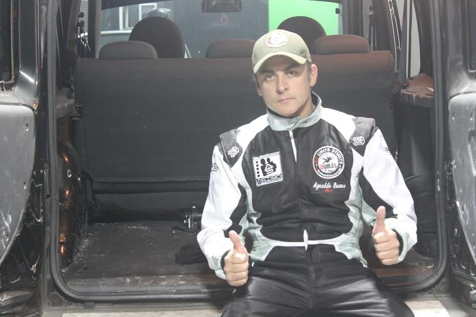 Agnaldo Bueno se preparando para gravar cena de capotagem - Divulgação/No Limits