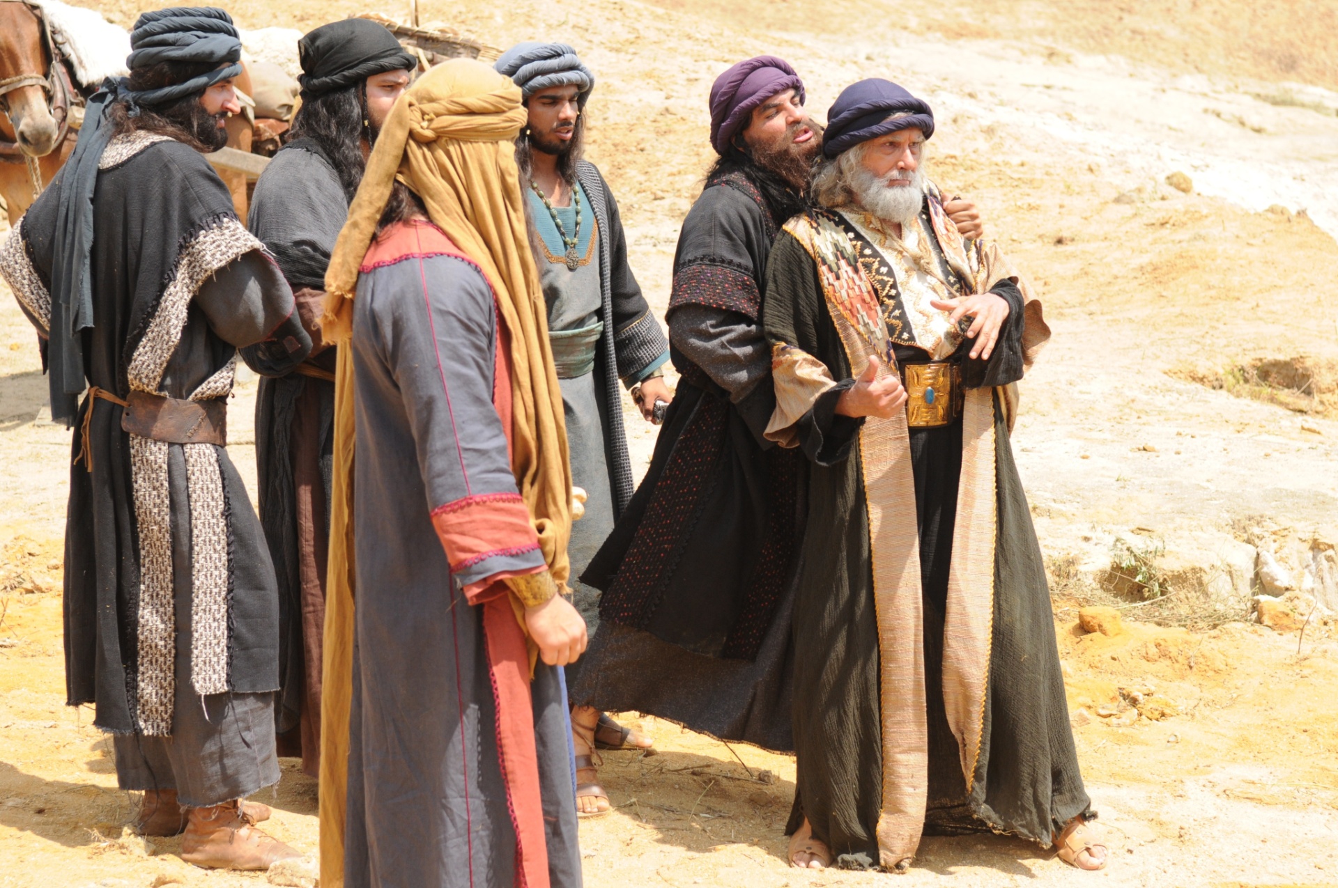 Jetro (Paulo Figueiredo) é morto com uma facada pelos amorreus no deserto em "Os Dez Mandamentos - Nova Temporada" - Munir Chatack/TV Record