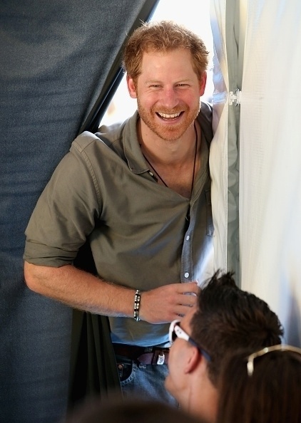 11.mar.2016 - Príncipe Harry aparece de surpresa na tenda dos soldados concorrentes do Reino Unido durante o Jogos Invictus - Reuters