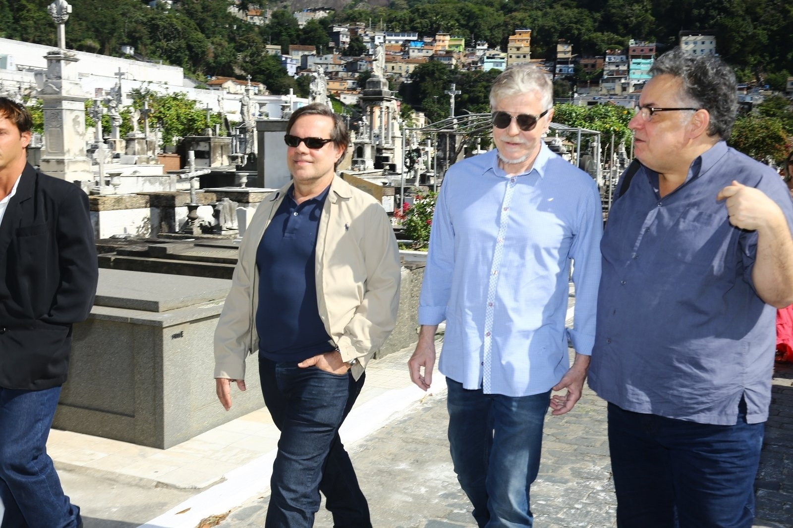 8.jul.2016 - Diogo Vilela e Miguel Falabella comparecem ao velório de Guilherme Karan no Cemitério São João Batista, no Rio de Janeiro - Wallace Barbosa/AgNews