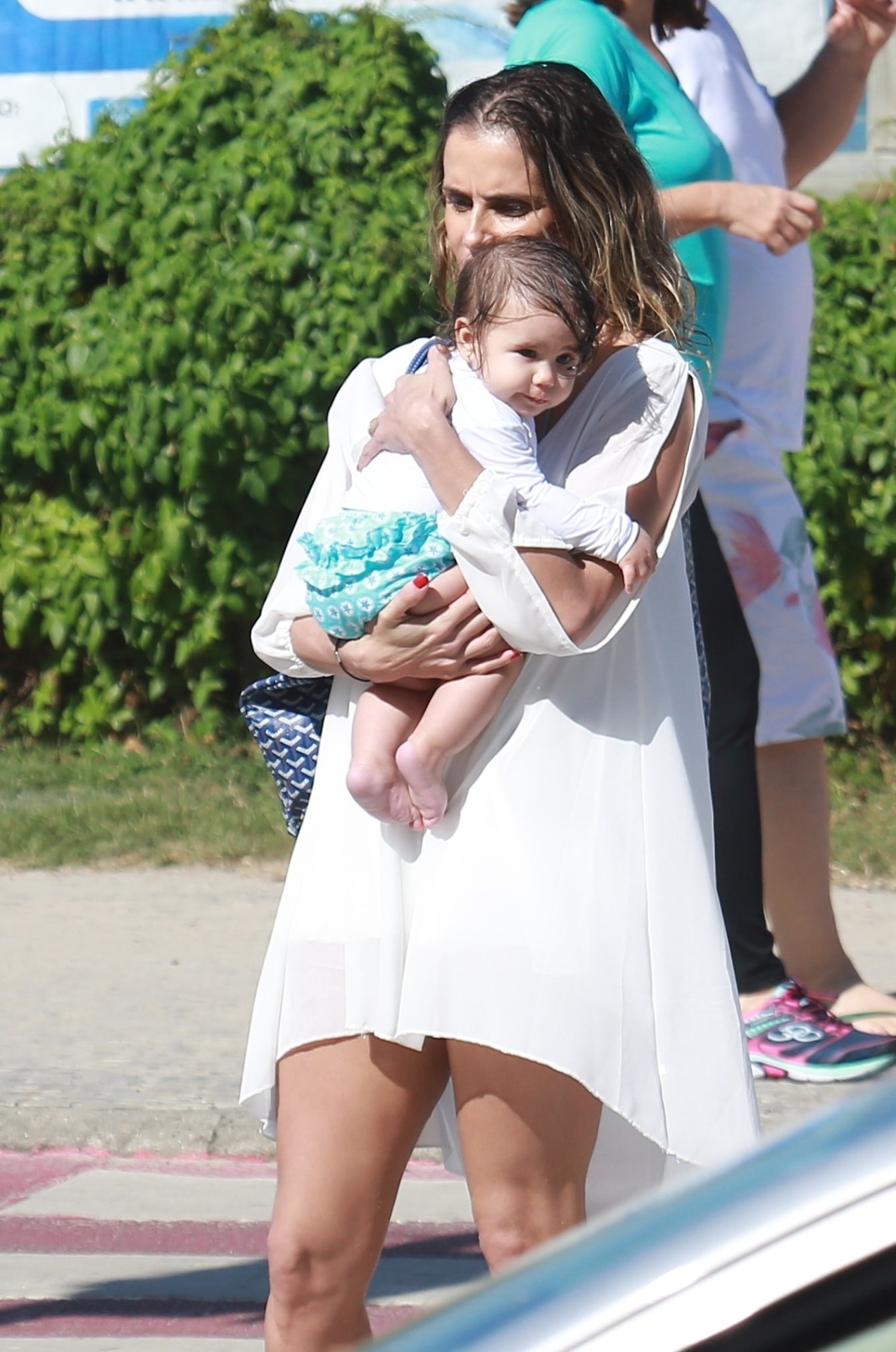 11.jul.2016 - Deborah Secco aproveita a segunda-feira de folga e vai com marido, Hugo Moura, e a filha, Maria Flor, na praia da Barra da Tijuca, no Rio - Dilson Silva/Agnews