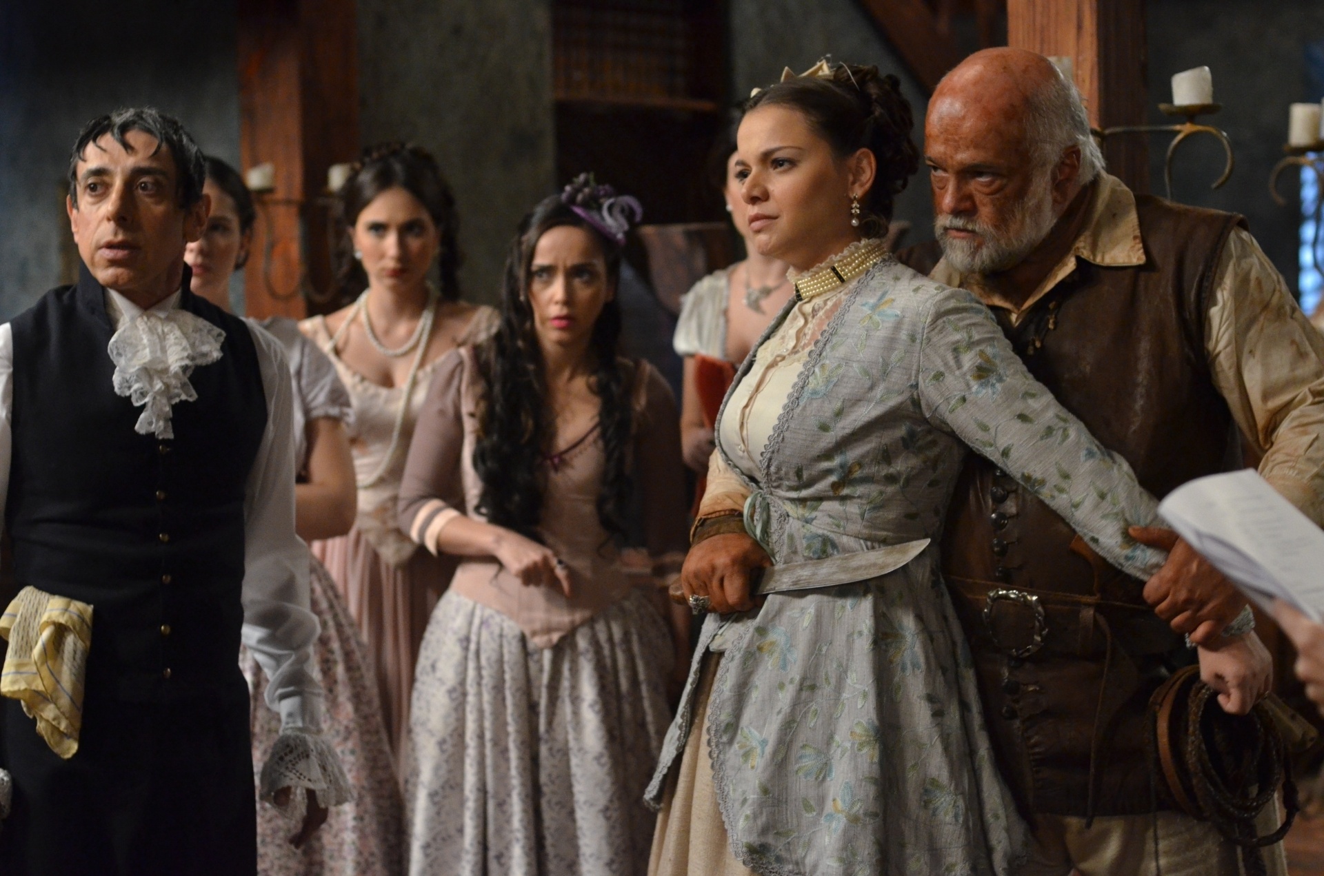 Em cena de "Escrava Mãe" desta terça-feira (2/8),  Osório (Jayme Periard) invade a pensão e, com medo de ser capturado, faz Filipa (Milena Toscano) refém e a ameaça com uma faca - Divulgação/Record