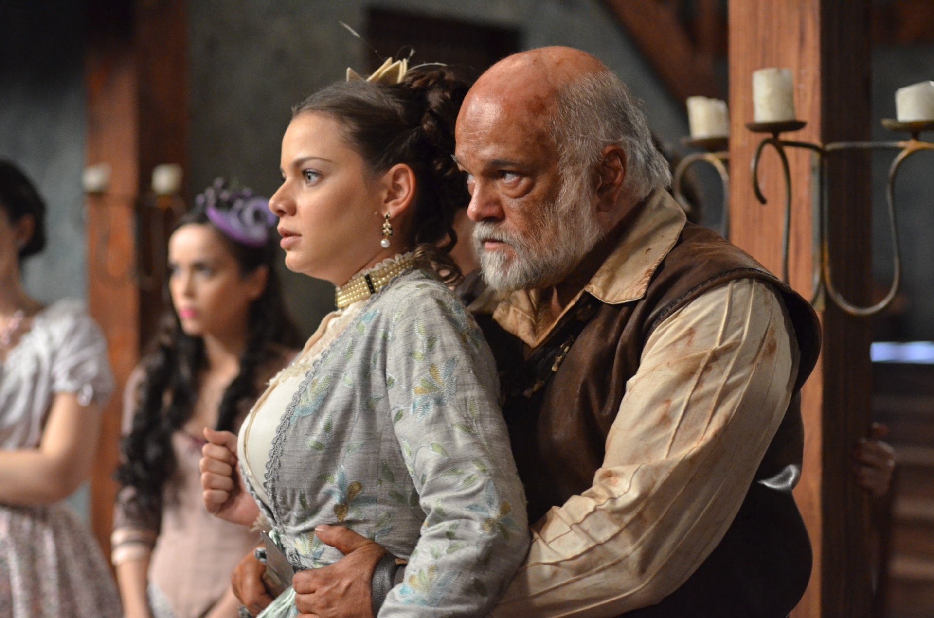 Em cena de "Escrava Mãe" desta terça-feira (2/8),  Osório (Jayme Periard) invade a pensão e, com medo de ser capturado, faz Filipa (Milena Toscano) refém e a ameaça com uma faca - Divulgação/Record