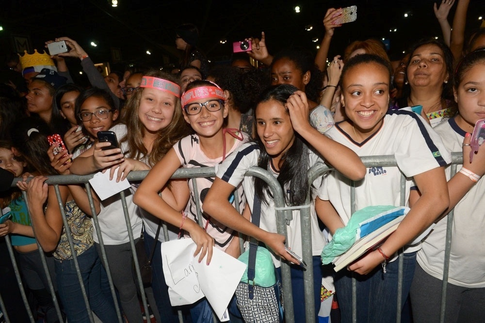 1º.set.2016 - Com faixas da novela "Cúmplices de Um Resgate" na cabeça, fãs de Larissa Manoela disputam lugar para ver a atriz na tarde de autógrafos de seu livro, "O Diário de Larissa Manoela" - Francisco Cepeda/AgNews