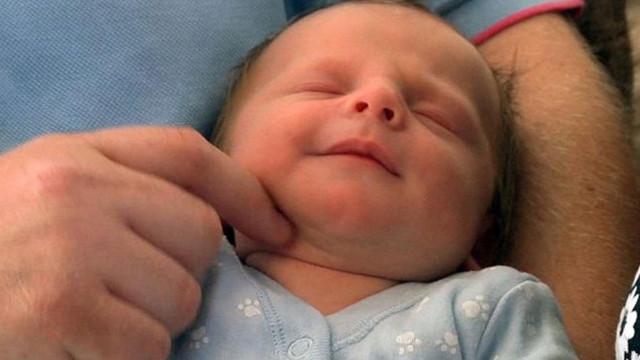 Teddie passou cinco meses  escondido no útero da mãe - Reprodução/BBC