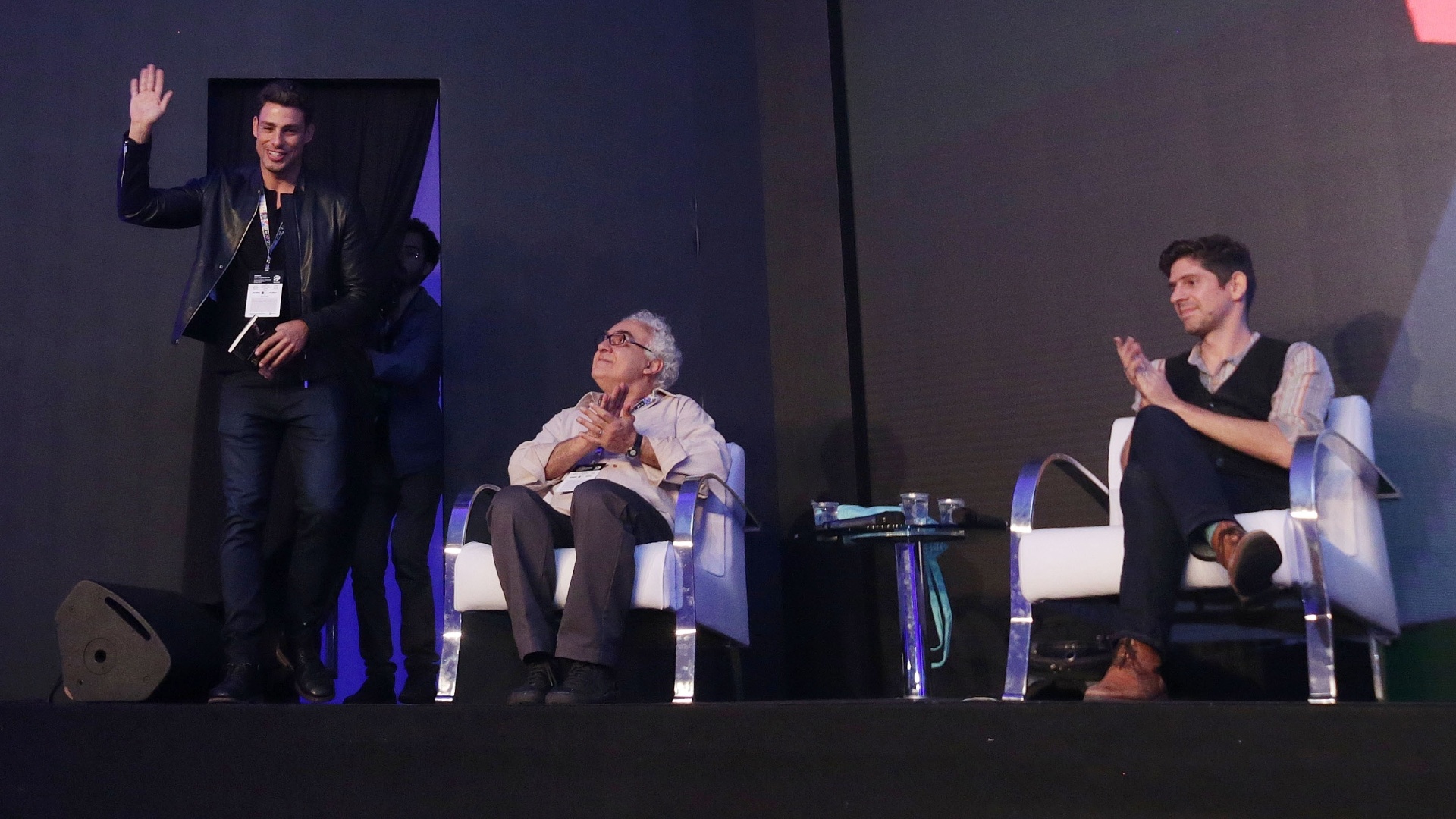 2.dez.2016 - Galã invade a CCXP: Cauã Reymond fala da "Dois Irmãos" em painel com o autor da obra, Milton Hatoum (sentado à esq.), e os quadrinistas Fábio Moon e Gabriel Bá - Ricardo Matsukawa/UOL