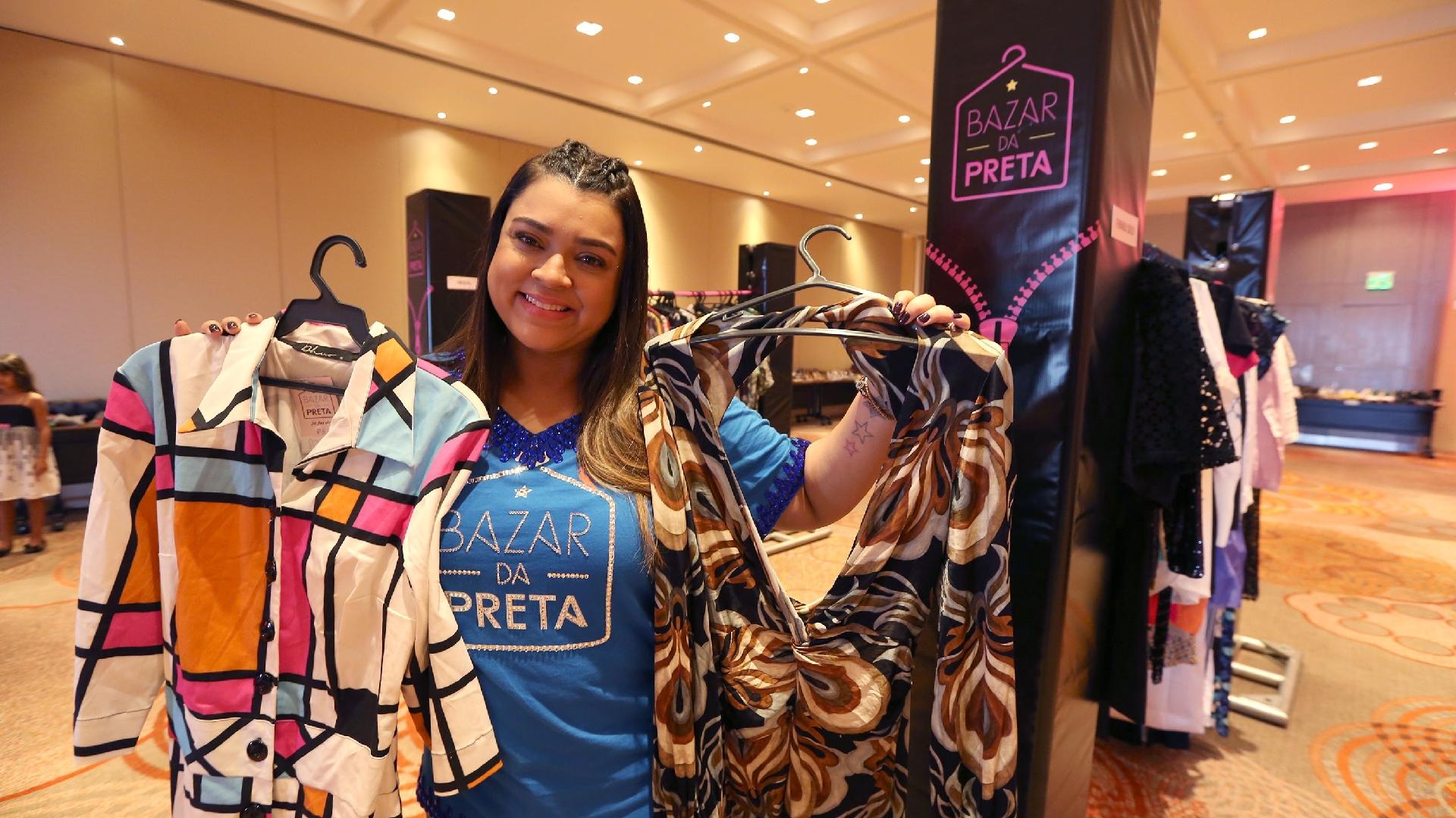 Preta Gil posa com peças que doou para o Bazar da Preta: a cantora diz que aprendeu a desapegar das roupas do dia a dia - Marco Antonio Teixeira/UOL