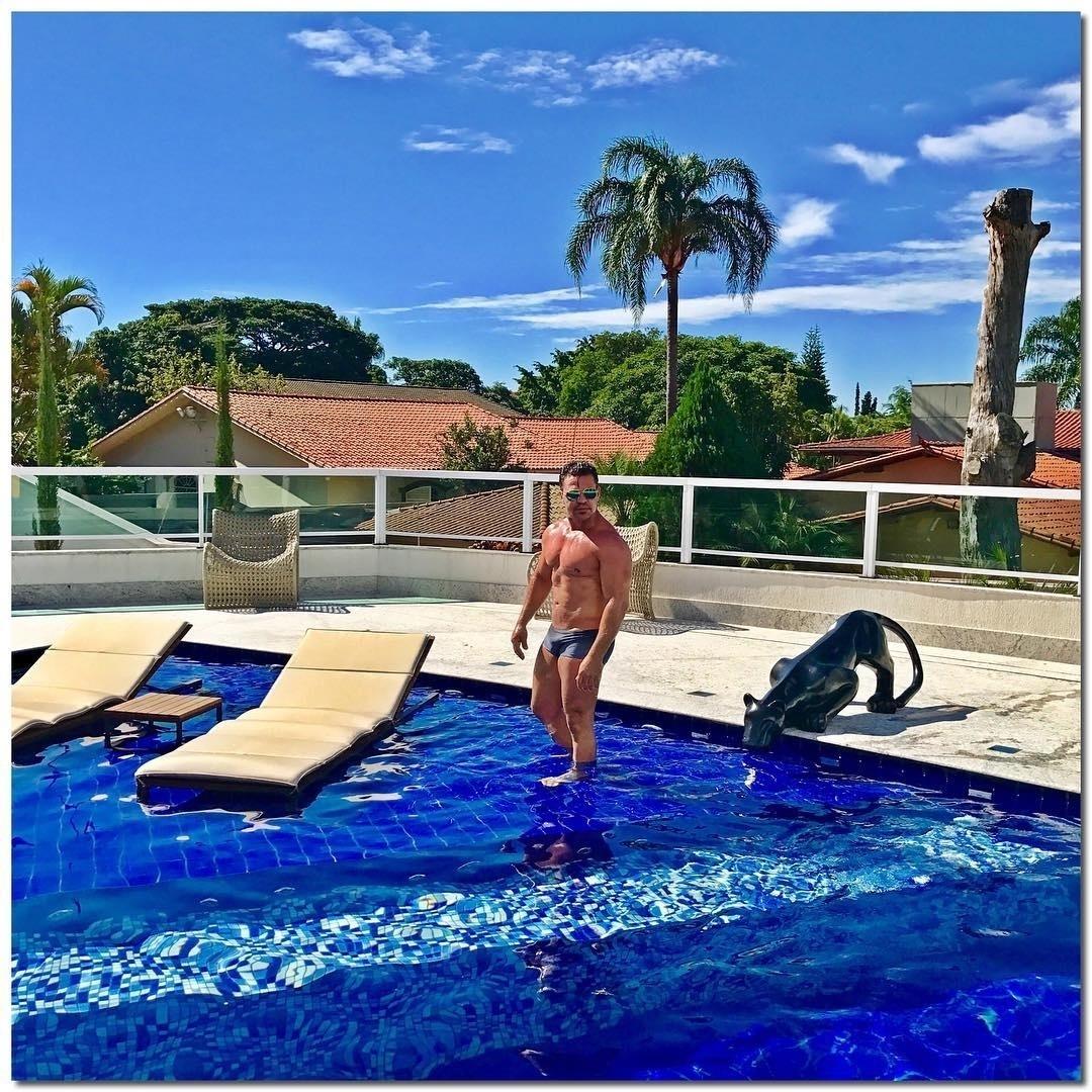 Eduardo Costa Pega Uma Corzinha Na Piscina Parecendo Uma Vela Entretenimento Bol