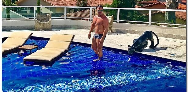 Eduardo Costa Pega Uma Corzinha Na Piscina Parecendo Uma Vela Entretenimento Bol