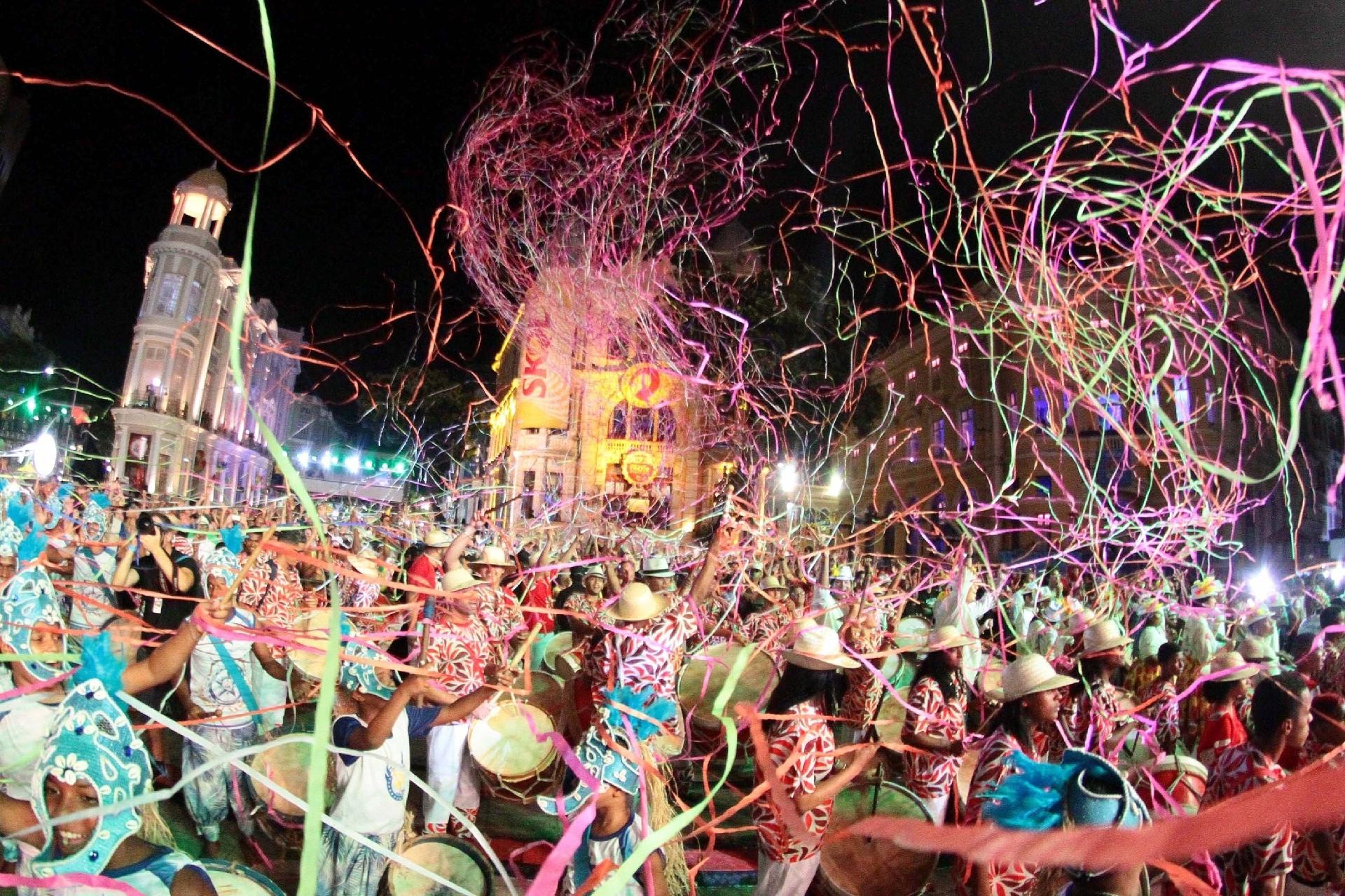A festa já começou no Recife! Com serpentina e dezenas de grupos musicais, homenagem a Naná Vasconcelos no Marco Zero abre oficialmente o Carnaval - Marlon Costa/Futura Press/Estadão Conteúdo