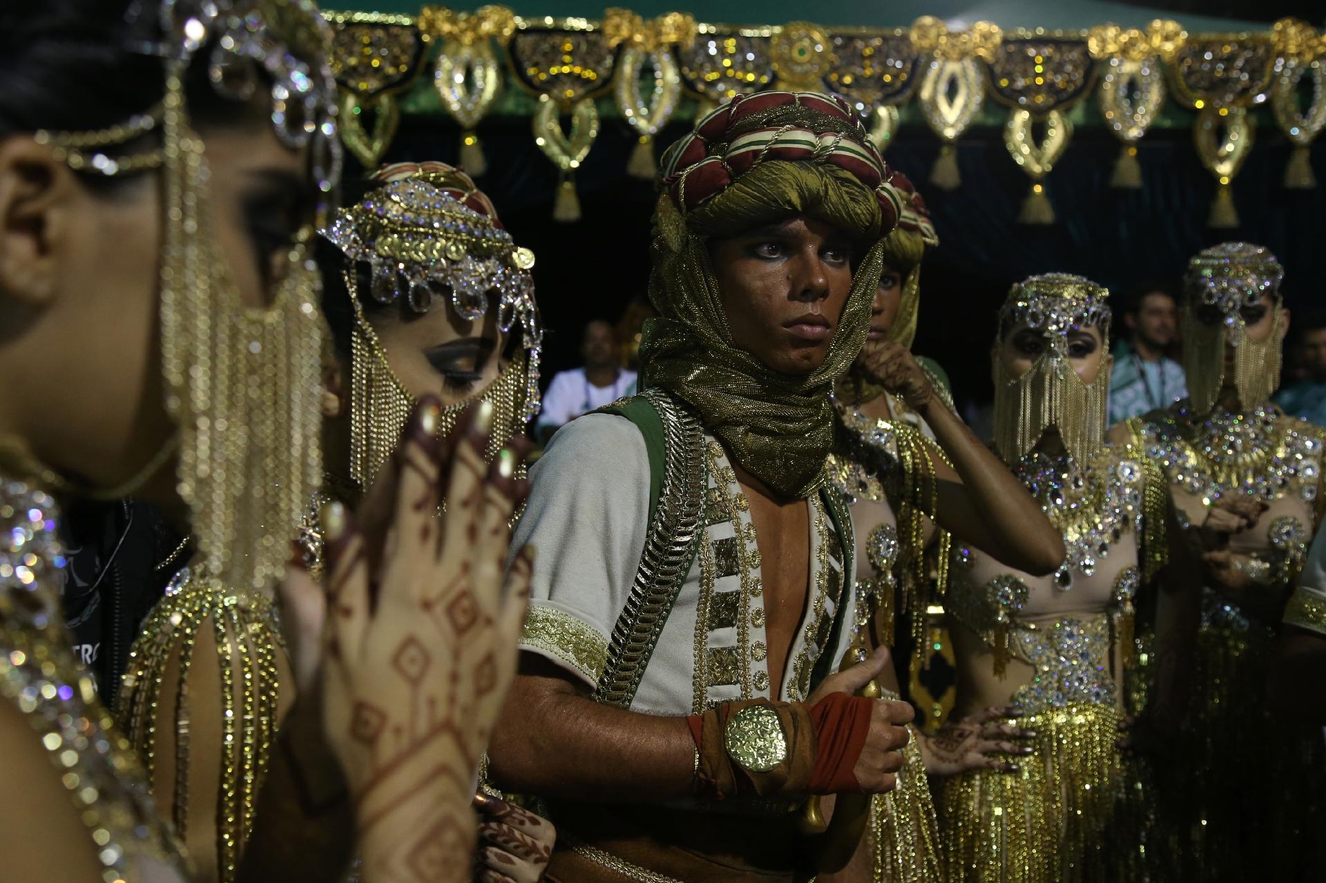 Integrantes da Mocidade Independente de Padre Miguel concentram antes de entrar na Sapucaí, que traz para a avenida o enredo "As Mil e Uma Noites de uma Mocidade pra lá de Marrakesh" - Júlio César Guimarães/UOL