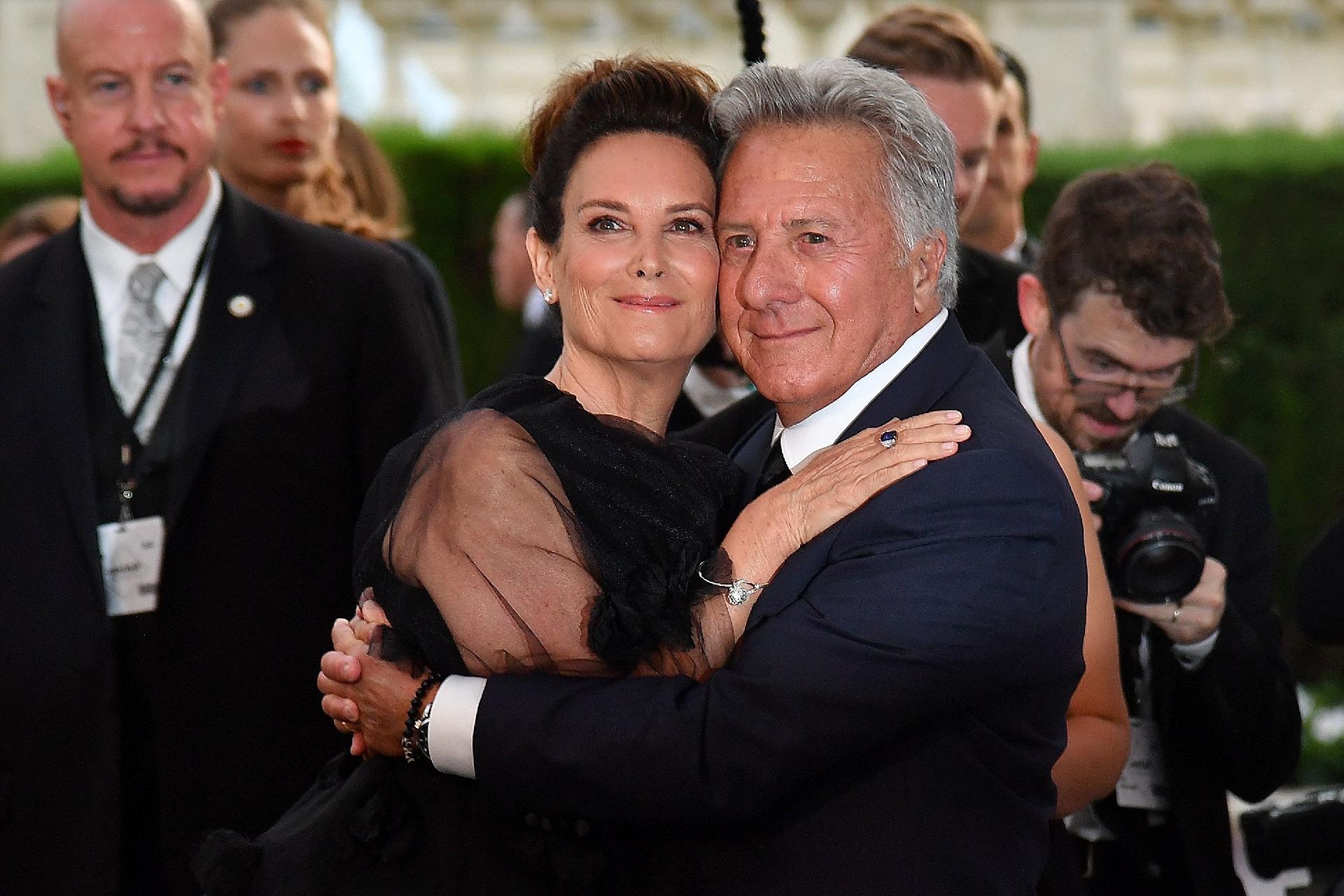 Dustin Hoffman com sua mulher, Lisa, no baile da fundação amfAR no Festival de Cannes 2017 - Alberto Pizzoli / AFP