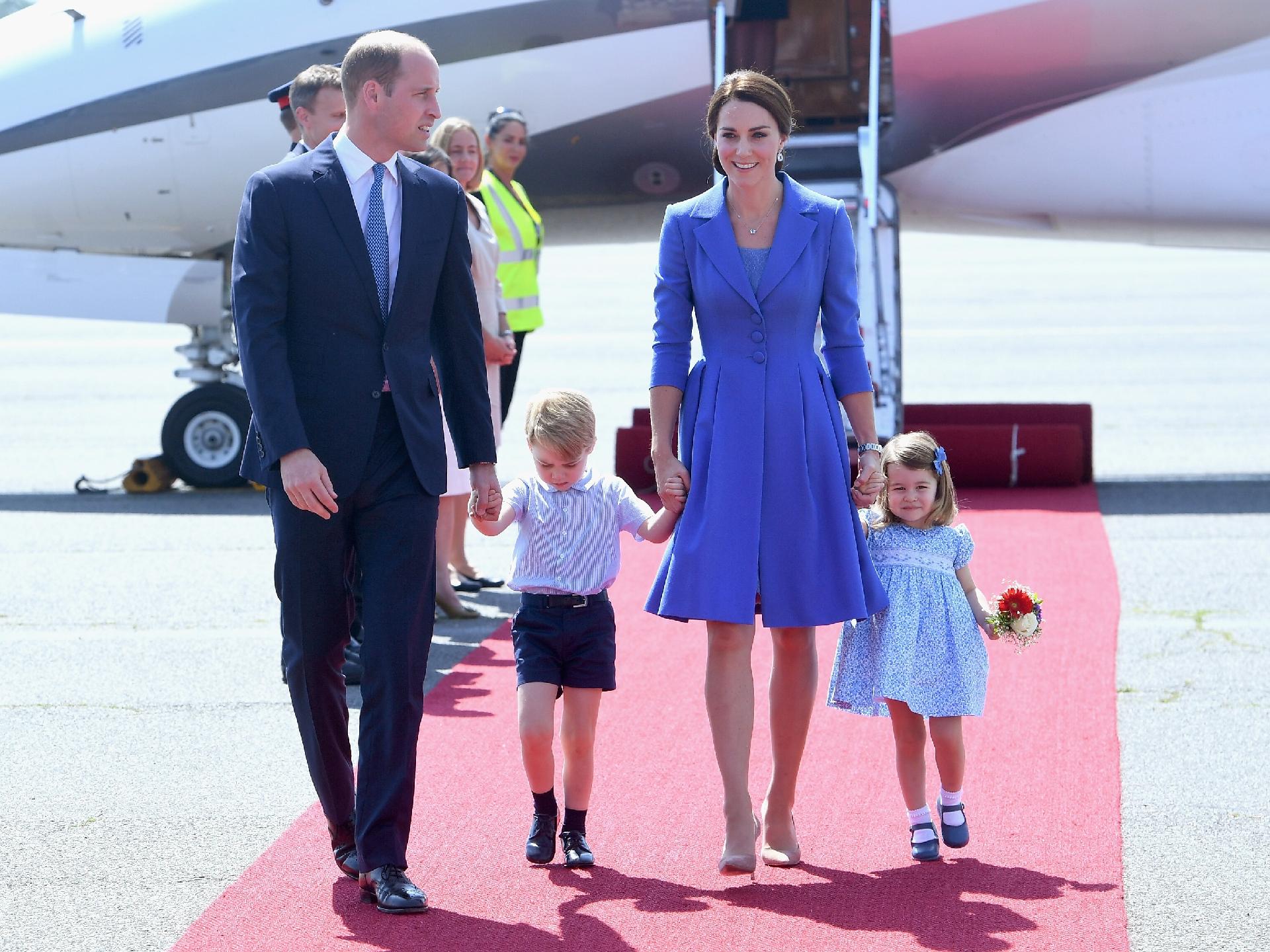 William, George, Jate e Charlotte adotaram o azul na chegada a Berlim - Getty Images