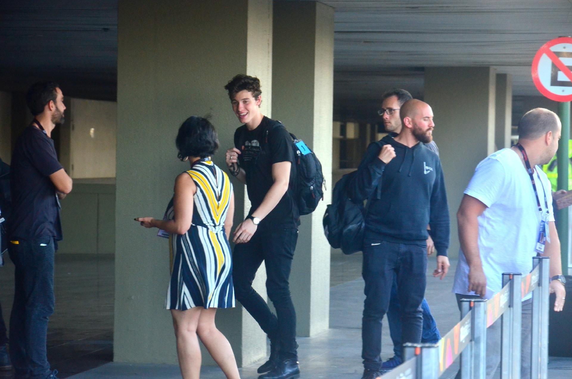 Shawn Mendes embarca no Aeroporto Internacional Tom Jobim, no Rio de Janeiro - Webert Belizio/AgNews
